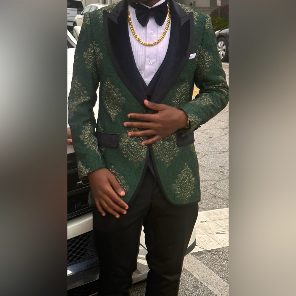 4-Piece Green Peak Lapel Tuxedo with velvet vest PERFECT FOR PROM